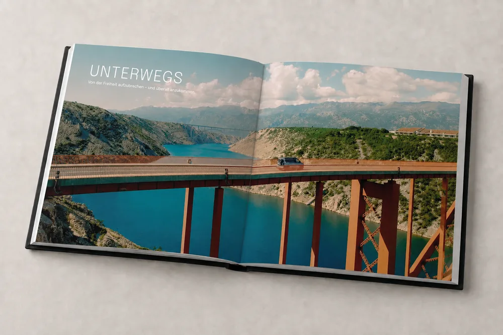 Doppelseite mit dem Kapiteltitel Unterwegs über einer Brücke an der kroatischen Küste
