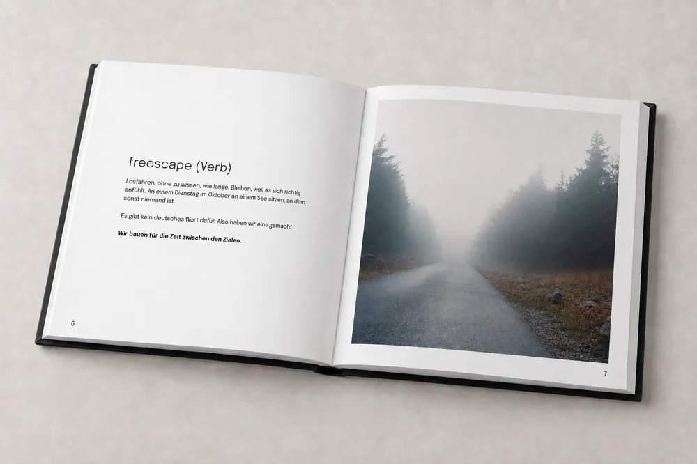 Doppelseite mit der Definition freescape als Verb und einem Foto einer nebligen Waldstraße