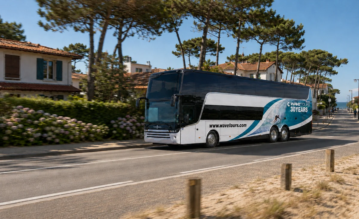 Vollbeklebter Wavetours-Reisebus auf einer Küstenstraße