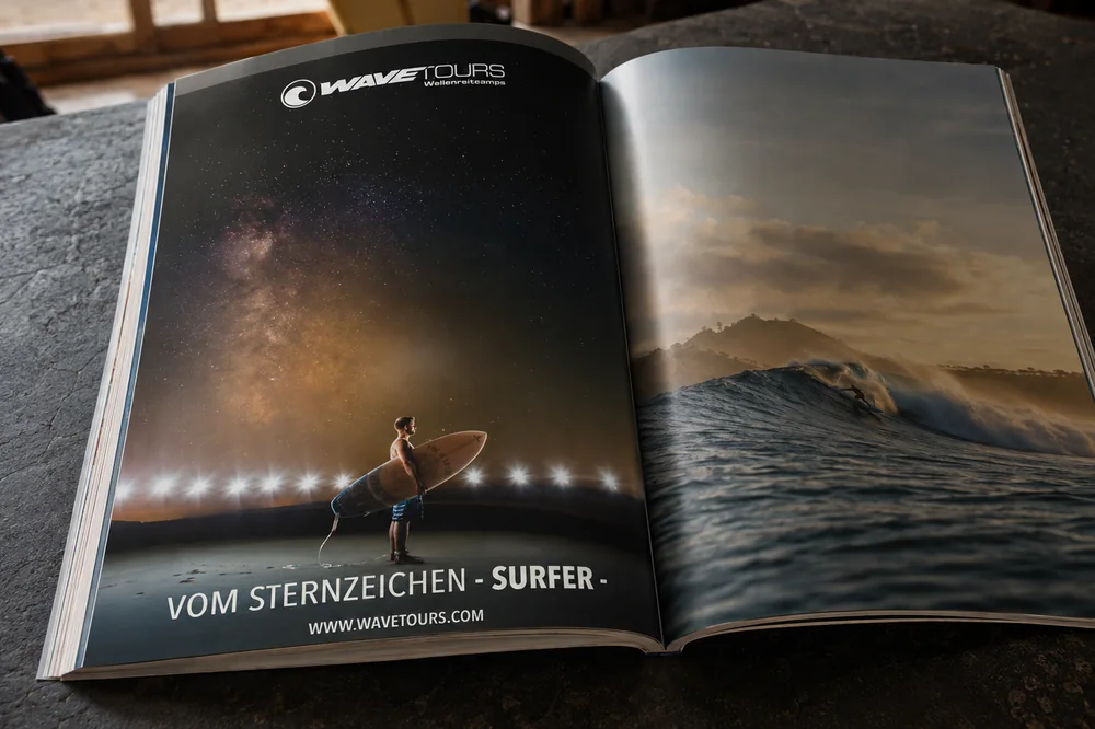Wavetours-Anzeige: Surfer unter der Milchstraße
